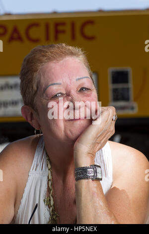 Pic : fichier Smithville, Texas, USA. Le 15 juillet 2011. Norma McCorvey, le demandeur anonyme connu sous le nom de Jane Roe dans la cour suprême, 1973 décision Roe vs. Wade la légalisation de l'avortement aux États-Unis, des balançoires dans un parc local. McCorvey est mort, le 18 février 2017 dans un centre d'aide à la vie à Katy, Texas Credit : Bob Daemmrich/Alamy Live News Banque D'Images