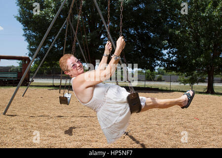 Pic : fichier Smithville, Texas, USA. Le 15 juillet 2011. Norma McCorvey, le demandeur anonyme connu sous le nom de Jane Roe dans la cour suprême, 1973 décision Roe vs. Wade la légalisation de l'avortement aux États-Unis, des balançoires dans un parc local. McCorvey est mort, le 18 février 2017 dans un centre d'aide à la vie à Katy, Texas Credit : Bob Daemmrich/Alamy Live News Banque D'Images