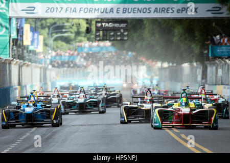 Buenos Aires, Argentine. 16Th Jun 2017. Pilotes conduire leur voiture lors d'un tour à la formule E Grand Prix sur le circuit de la rue dans la ville de Buenos Aires, Argentine, le 18 février, 2017. Le Buenos Aires Formule E Grand Prix de la Fédération Internationale du Sport Automobile (FIA), est un tournoi de voitures monoplace caractérisées par leurs moteurs électriques. Vingt pilotes avait couru à plus de 200km/h sur le circuit de la rue situé à Puerto Madero. Crédit : Martin Zabala/Xinhua/Alamy Live News Banque D'Images