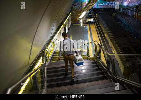 Buenos Aires, Argentine. 16Th Jun 2017. Un homme porte son petit chien dans un chenil, tout en marchant en bas pour prendre le métro à Buenos Aires, Argentine, le 18 février, 2017. Selon la presse locale, le gouvernement de Buenos Aires a informé qu'à partir de samedi les passagers seront en mesure de voyager avec les petits chiens et chats à travers toutes les lignes de métro sans avoir à payer un coût supplémentaire. Credit : Mart¨ªN Zabala/Xinhua/Alamy Live News Banque D'Images