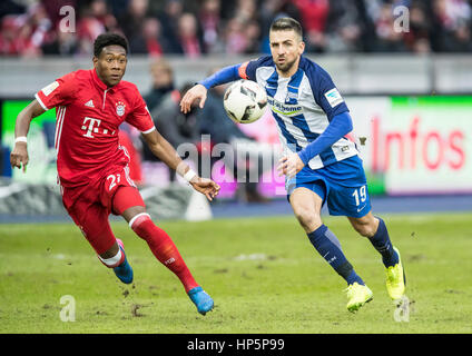 Berlin, Allemagne. 18 février, 2017. Vedad IBISEVIC, le Hertha Berlin 19 concurrence pour la balle contre David ALABA, FCB 27 dans le 1. Match de championnat de football allemand Hertha BSC Berlin - FC BAYERN MUNICH, à Berlin, le 18 février, 2017 © Peter Schatz / Alamy Live News Banque D'Images