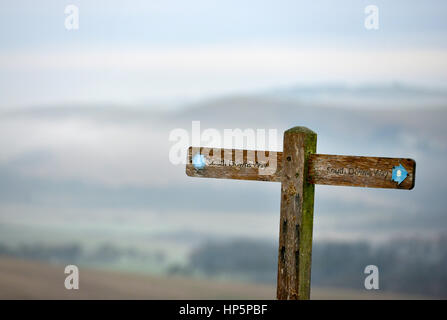 Le Parc National de South Downs, East Sussex. 19 février 2017. Morning Mist entoure le parc national des South Downs dans l'East Sussex comme air tropical humide atteint la Grande-Bretagne. © Peter Cripps/Alamy Live News Banque D'Images