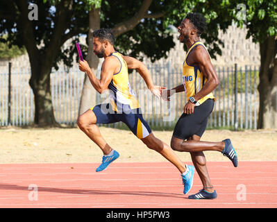 Cape Town, Afrique du Sud. 18 Février, 2017. Yusuf Ismail, de l'Université de Western Cape (UWC) reçoit le baton de coéquipier dans le mens Ndlovu Rodwell relais 4x100m au cours de la deuxième ligue d'athlétisme WP athlétisme réunion à l'Parow Piste d'athlétisme le 18 février 2017 à Cape Town, Afrique du Sud. Photo par Roger Sedres/Gallo Images/Alamy Live News Banque D'Images