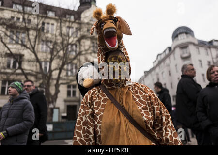 Berlin, Berlin, Allemagne. Feb 19, 2017. Pour la 15e fois qu'un défilé de carnaval à Berlin a lieu. L'itinéraire conduit également passé Breitscheidplatz, où, pour des raisons de piété, une minute de silence est organisé pour les victimes de l'attaque en décembre 2016. Crédit : Jan Scheunert/ZUMA/Alamy Fil Live News Banque D'Images