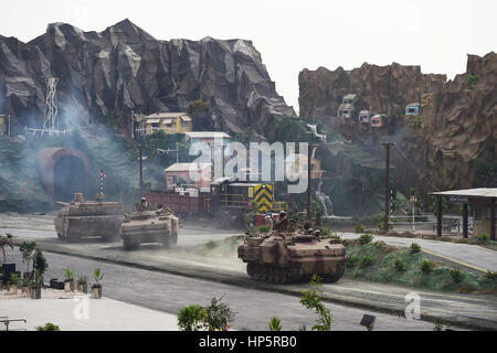 Abu Dhabi. Feb 19, 2017. Les membres de l'eau démontrent les forces militaires au cours d'un show à l'inauguration de l'Exposition et Conférence internationales de défense (IDEX) à Abu Dhabi, les Émirats arabes unis le 19 février 2017. L'IDEX biennal le coup d'ici dimanche avec un accent particulier sur les technologies. Credit : Zhao Dingzhe/Xinhua/Alamy Live News Banque D'Images