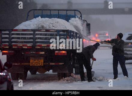 Harbin, Chine, province de Heilongjiang. Feb 19, 2017. Les travailleurs de l'assainissement dans la neige balayage Harbin, capitale de la province du nord-est de la Chine, le 19 février, 2017. Une chute de neige a frappé la ville le dimanche. Credit : Wang Kai/Xinhua/Alamy Live News Banque D'Images