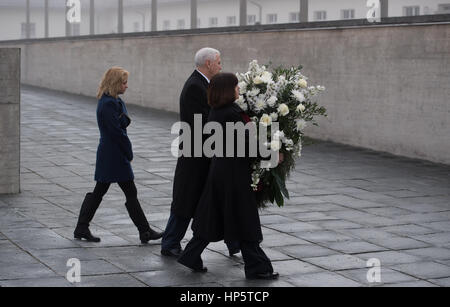 Le Vice-président américain Mike Pence (C), sa femme Karen Pence (R) et sa fille Charlotte déposer une couronne lors de leur visite au mémorial du camp de concentration de Dachau à Dachau, Allemagne, 19 février 2017. Avec sa famille, Pence a visité le mémorial du camp de concentration à Dachau situé au nord de Munich, comme il a conclu sa première visite officielle en Allemagne. Photo : Sven Hoppe/dpa Banque D'Images