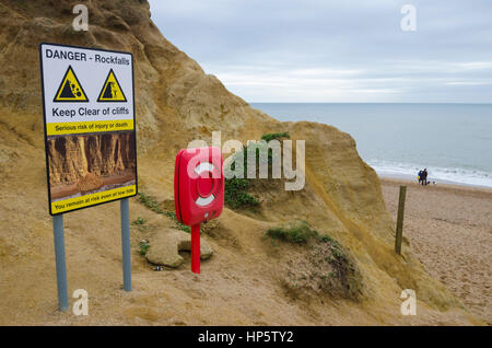 West Bay, Dorset, UK. 19 février 2017. Météo britannique. Panneau d'avertissement à la base de l'avertissement de falaises aux visiteurs de la station balnéaire de West Bay à ne pas risquer leur vie en restant à l'écart de la base de la falaise à la plage de l'Est de West Bay. Au cours des dernières années leur ont été nombreux Glissements et chutes de pierres le long des falaises de West Bay à Burton Bradstock avec un décès en 2012. Crédit photo, Graham Hunt/Alamy Live News Banque D'Images