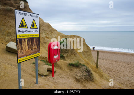 West Bay, Dorset, UK. 19 février 2017. Météo britannique. Panneau d'avertissement à la base de l'avertissement de falaises aux visiteurs de la station balnéaire de West Bay à ne pas risquer leur vie en restant à l'écart de la base de la falaise à la plage de l'Est de West Bay. Au cours des dernières années leur ont été nombreux Glissements et chutes de pierres le long des falaises de West Bay à Burton Bradstock avec un décès en 2012. Crédit photo, Graham Hunt/Alamy Live News Banque D'Images