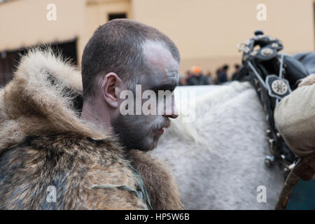 Moscou, Russie. Dimanche, Février 19, 2017. Guerrier non identifiés de l'hiver s'apprête à se battre contre les forces du printemps. Place de la révolution - la zone principale du festival. Maslenitsa, crêpes, fromage festival de la semaine fare, Carnival a commencé dans la ville. Les gens profiter de spectacles de rue et manger des crêpes chaudes. C'est également revoir à winter festival. La journée est chaude ( +2C, environ 36F) mais sombre. © Alex's Pictures/Alamy Live News Banque D'Images