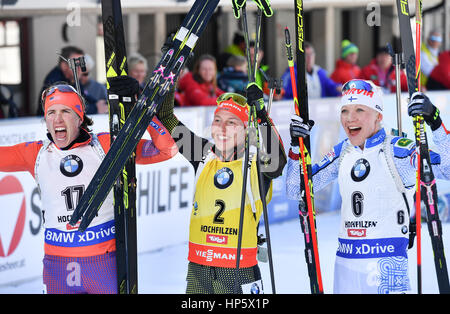 Hochfilzen, en Autriche. Feb 19, 2017. Susan Dunklee en provenance des États-Unis (2e place, l-r), Laura Dahlmeier de Allemagne (1e place) et de Kaisa Maekaeraeinen de Finlande (3ème place) célébrer au cours de la women's Champion du Monde de biathlon à Hochfilzen, en Autriche, le 19 février 2017. Photo : Martin Schutt/dpa-Zentralbild/dpa/Alamy Live News Banque D'Images