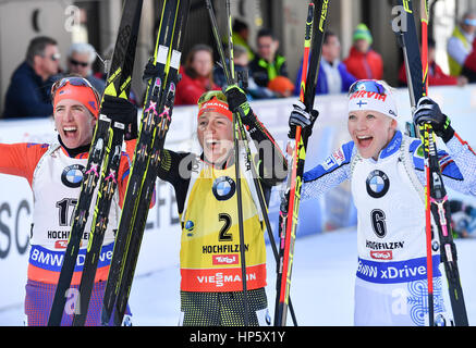 Hochfilzen, en Autriche. Feb 19, 2017. Susan Dunklee en provenance des États-Unis (2e place, l-r), Laura Dahlmeier de Allemagne (1e place) et de Kaisa Maekaeraeinen de Finlande (3ème place) célébrer au cours de la women's Champion du Monde de biathlon à Hochfilzen, en Autriche, le 19 février 2017. Photo : Martin Schutt/dpa-Zentralbild/dpa/Alamy Live News Banque D'Images