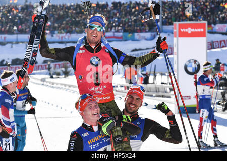 Hochfilzen, en Autriche. Feb 19, 2017. Simon Schempp de Allemagne célèbre après le Men's 15 km départ groupé au Championnat du Monde de biathlon à Hochfilzen, en Autriche, le 19 février 2017. Photo : Martin Schutt/dpa-Zentralbild/dpa/Alamy Live News Banque D'Images