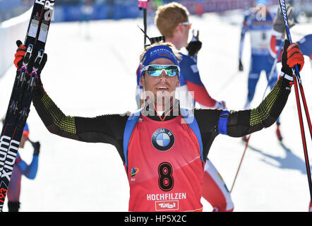 Hochfilzen, en Autriche. Feb 19, 2017. Simon Schempp de Allemagne célèbre après le Men's 15 km départ groupé au Championnat du Monde de biathlon à Hochfilzen, en Autriche, le 19 février 2017. Photo : Martin Schutt/dpa-Zentralbild/dpa/Alamy Live News Banque D'Images