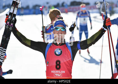 Hochfilzen, en Autriche. Feb 19, 2017. Simon Schempp de Allemagne célèbre après le Men's 15 km départ groupé au Championnat du Monde de biathlon à Hochfilzen, en Autriche, le 19 février 2017. Photo : Martin Schutt/dpa-Zentralbild/dpa/Alamy Live News Banque D'Images