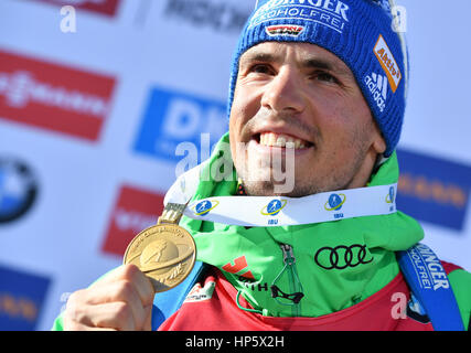 Hochfilzen, en Autriche. Feb 19, 2017. Simon Schempp de Allemagne célèbre après le Men's 15 km départ groupé au Championnat du Monde de biathlon à Hochfilzen, en Autriche, le 19 février 2017. Photo : Martin Schutt/dpa-Zentralbild/dpa/Alamy Live News Banque D'Images