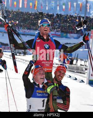 Hochfilzen, en Autriche. Feb 19, 2017. Simon Schempp de Allemagne célèbre après le Men's 15 km départ groupé au Championnat du Monde de biathlon à Hochfilzen, en Autriche, le 19 février 2017. Photo : Martin Schutt/dpa-Zentralbild/dpa/Alamy Live News Banque D'Images