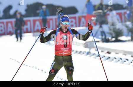 Hochfilzen, en Autriche. Feb 19, 2017. Simon Schempp de Allemagne célèbre après le Men's 15 km départ groupé au Championnat du Monde de biathlon à Hochfilzen, en Autriche, le 19 février 2017. Photo : Martin Schutt/dpa-Zentralbild/dpa/Alamy Live News Banque D'Images