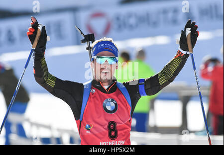 Hochfilzen, en Autriche. Feb 19, 2017. Simon Schempp de Allemagne célèbre après le Men's 15 km départ groupé au Championnat du Monde de biathlon à Hochfilzen, en Autriche, le 19 février 2017. Photo : Martin Schutt/dpa-Zentralbild/dpa/Alamy Live News Banque D'Images