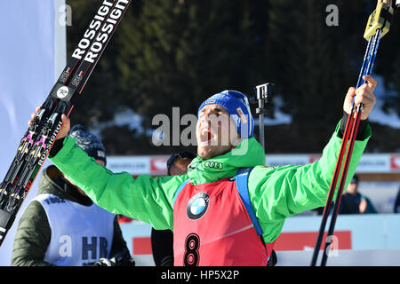 Hochfilzen, en Autriche. Feb 19, 2017. Simon Schempp de Allemagne célèbre après le Men's 15 km départ groupé au Championnat du Monde de biathlon à Hochfilzen, en Autriche, le 19 février 2017. Photo : Martin Schutt/dpa-Zentralbild/dpa/Alamy Live News Banque D'Images