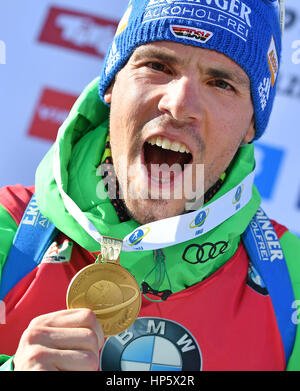 Hochfilzen, en Autriche. Feb 19, 2017. Simon Schempp de Allemagne célèbre après le Men's 15 km départ groupé au Championnat du Monde de biathlon à Hochfilzen, en Autriche, le 19 février 2017. Photo : Martin Schutt/dpa-Zentralbild/dpa/Alamy Live News Banque D'Images