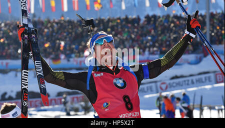 Hochfilzen, en Autriche. Feb 19, 2017. Simon Schempp de Allemagne célèbre après le Men's 15 km départ groupé au Championnat du Monde de biathlon à Hochfilzen, en Autriche, le 19 février 2017. Photo : Martin Schutt/dpa-Zentralbild/dpa/Alamy Live News Banque D'Images