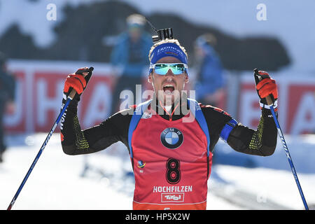 Hochfilzen, en Autriche. Feb 19, 2017. Simon Schempp de Allemagne célèbre après le Men's 15 km départ groupé au Championnat du Monde de biathlon à Hochfilzen, en Autriche, le 19 février 2017. Photo : Martin Schutt/dpa-Zentralbild/dpa/Alamy Live News Banque D'Images