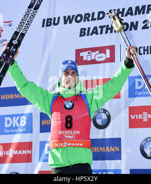 Hochfilzen, en Autriche. Feb 19, 2017. Simon Schempp de Allemagne célèbre après le Men's 15 km départ groupé au Championnat du Monde de biathlon à Hochfilzen, en Autriche, le 19 février 2017. Photo : Martin Schutt/dpa-Zentralbild/dpa/Alamy Live News Banque D'Images