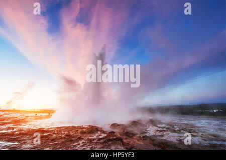 L'éruption du geyser Strokkur en Islande. Couleurs fantastiques cireur thro Banque D'Images