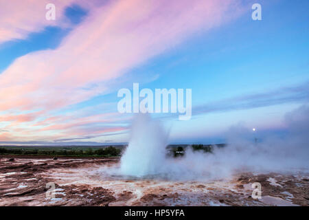 L'éruption du geyser Strokkur en Islande. Couleurs fantastiques cireur thro Banque D'Images