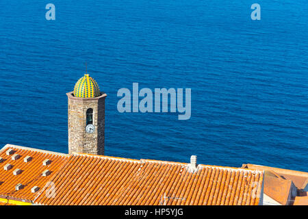 Le clocher de la cathédrale de Sant'Antonio Abate, avec son dôme en mosaïque et de l'horloge à Castelsardo, Sassari, golfe de l'Asinara , Sardaigne, Italie Banque D'Images