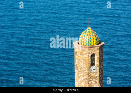 Le clocher de la cathédrale de Sant'Antonio Abate, avec son dôme en mosaïque et de l'horloge à Castelsardo, Sassari, golfe de l'Asinara , Sardaigne, Italie Banque D'Images