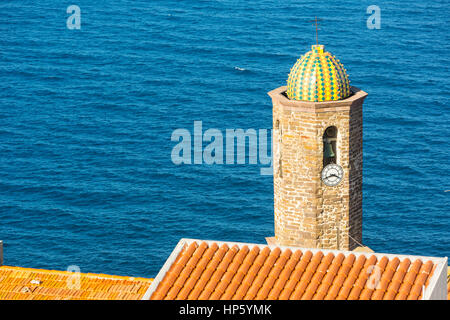 Le clocher de la cathédrale de Sant'Antonio Abate, avec son dôme en mosaïque et de l'horloge à Castelsardo, Sassari, golfe de l'Asinara , Sardaigne, Italie Banque D'Images