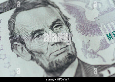 Le président des États-Unis Abraham Lincoln visage sur cinq dollars macro Banque D'Images