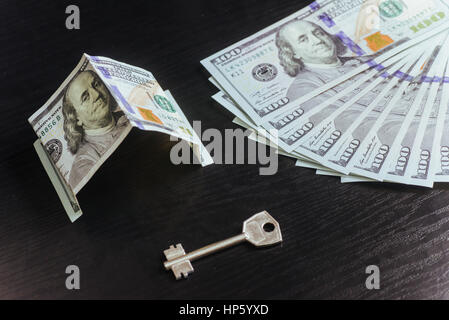 Prêt hypothécaire, l'investissement, l'immobilier et des biens concept. Dollar argent clés de maison Banque D'Images