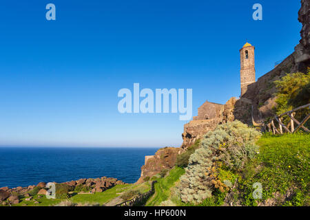 La cathédrale de Sant'Antonio Abate surplombent la mer, Castelsardo, Sassari, golfe de l'Asinara , Sardaigne, Italie Banque D'Images