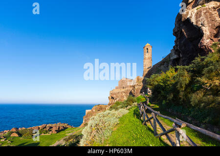 La cathédrale de Sant'Antonio Abate surplombent la mer, Castelsardo, Sassari, golfe de l'Asinara , Sardaigne, Italie Banque D'Images