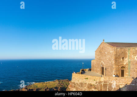 L'ancienne cathédrale de Sant'Antonio Abate surplombent la mer, Castelsardo, Sassari, golfe de l'Asinara , Sardaigne, Italie Banque D'Images