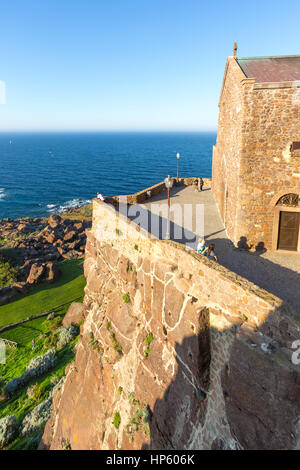 L'ancienne cathédrale de Sant'Antonio Abate surplombent la mer, Castelsardo, Sassari, golfe de l'Asinara , Sardaigne, Italie Banque D'Images