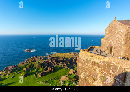 L'ancienne cathédrale de Sant'Antonio Abate surplombent la mer, Castelsardo, Sassari, golfe de l'Asinara , Sardaigne, Italie Banque D'Images