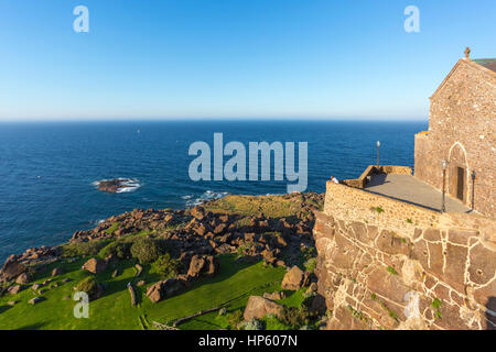 L'ancienne cathédrale de Sant'Antonio Abate surplombent la mer, Castelsardo, Sassari, golfe de l'Asinara , Sardaigne, Italie Banque D'Images