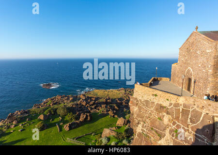 L'ancienne cathédrale de Sant'Antonio Abate surplombent la mer, Castelsardo, Sassari, golfe de l'Asinara , Sardaigne, Italie Banque D'Images