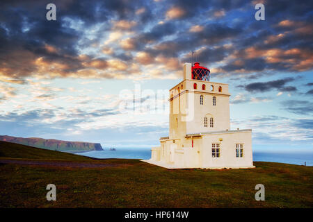 Beau blanc Phare à Cap Dyrholaey, Sud de l'Islande Banque D'Images