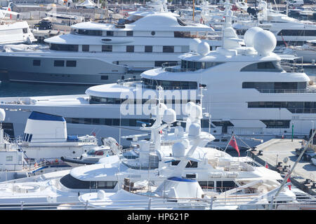 Super yachts dans un port de mer Banque D'Images