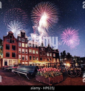Calme belle vue de nuit sur la ville d'Amsterdam. D'artifice coloré Banque D'Images