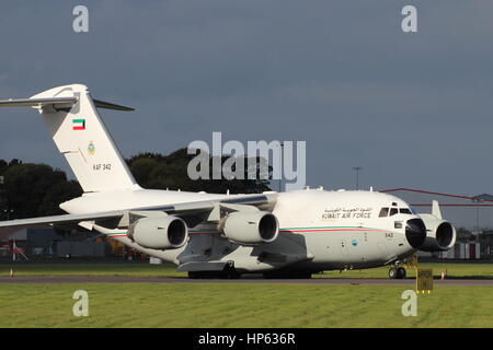 Le KAF342, un C-17A Globemaster III exploité par le Koweït, l'Armée de l'air à l'Aéroport International de Prestwick en Ayrshire. Banque D'Images