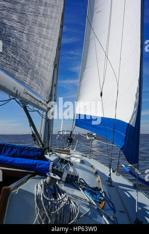 Boîte bleue- voiles voilier en cours sur un jour ensoleillé tourné à partir du poste de pilotage- fun en un week-end voile regatta Banque D'Images