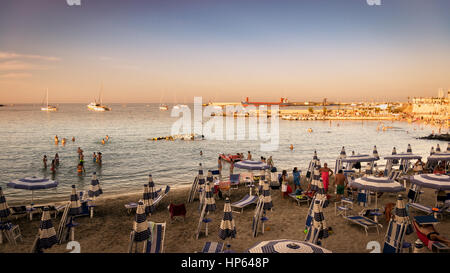 Otranto, Italie - 11 août 2014 : le coucher du soleil sur le front de mer d'Otranto, au sud de l'Italie. Banque D'Images