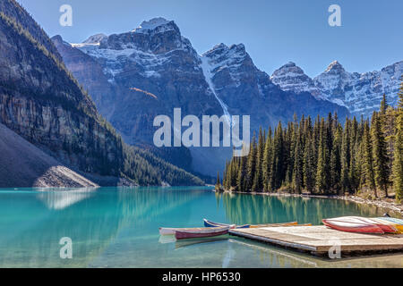 Les canots du lac Moraine, Banff National Park, Alberta, Canada Banque D'Images
