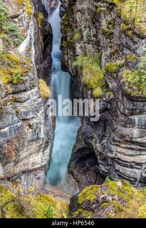 Cascades s'écoulant à travers le canyon Maligne dans le parc national Jasper, Alberta, Canada Banque D'Images